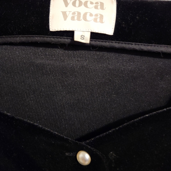 Voca Vaca velvet like blouse with pearl colored buttons on the front and sleeves - Picture 3 of 4